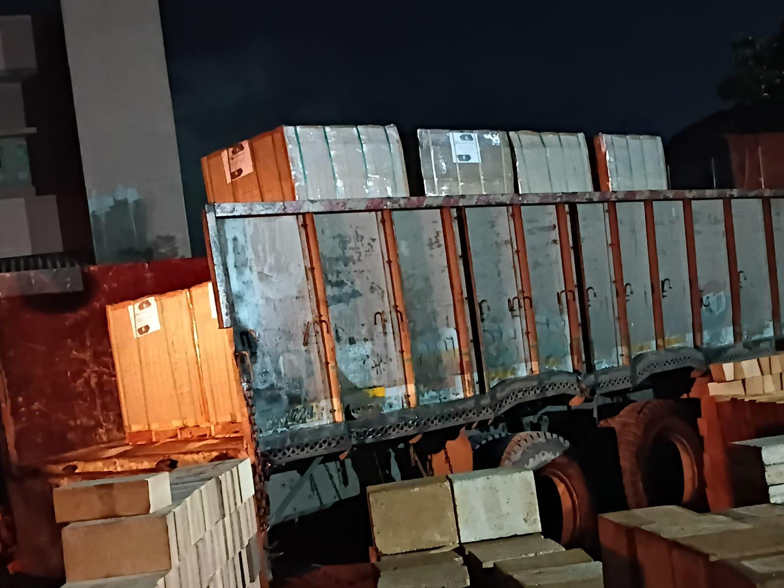 Wrapped bundles of large HFK refractory blocks loaded for dispatch