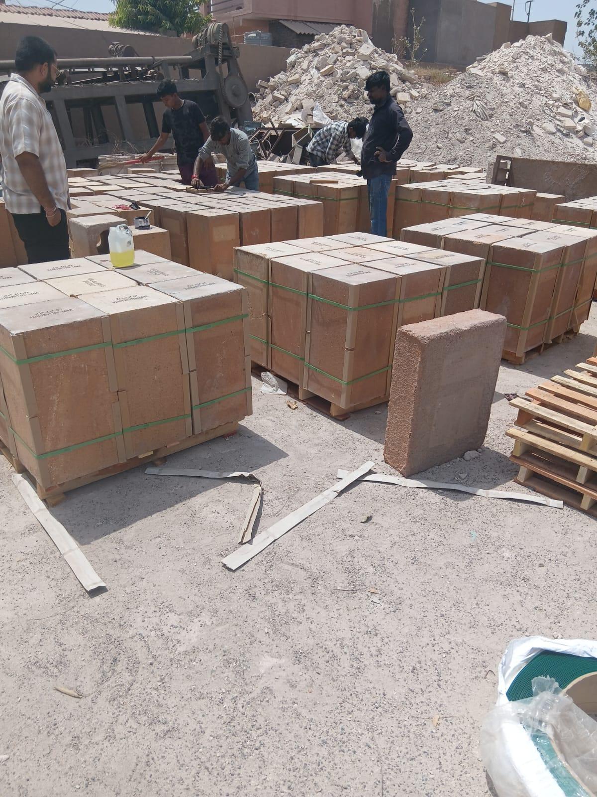 Large sillimanite refractory blocks strapped on pallets for dispatch